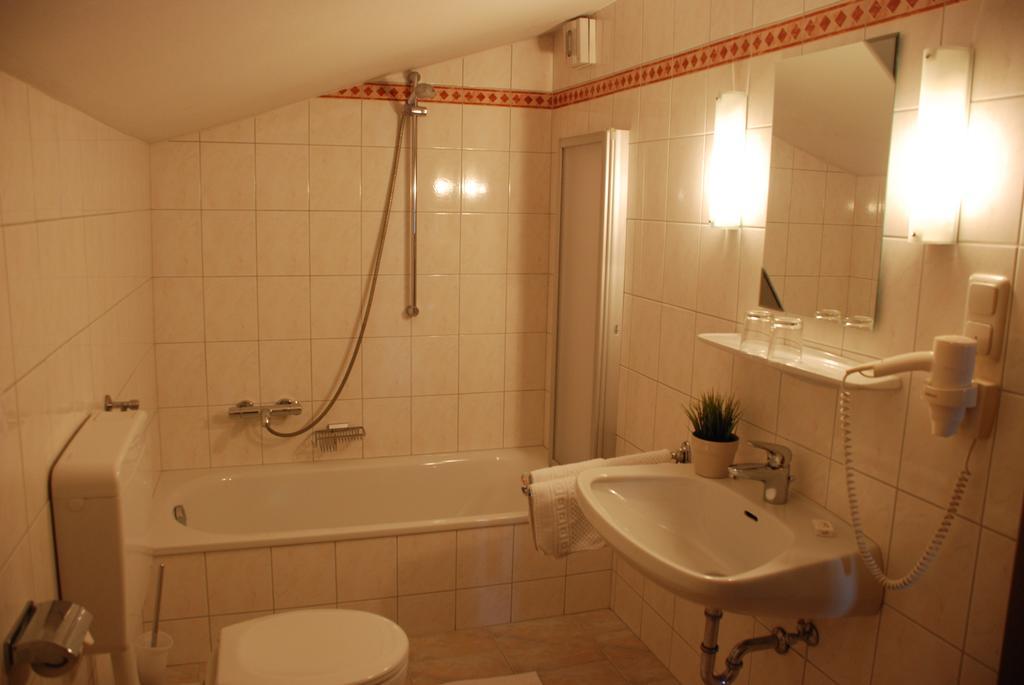 Landhaus Brieger Henndorf am Wallersee Room photo